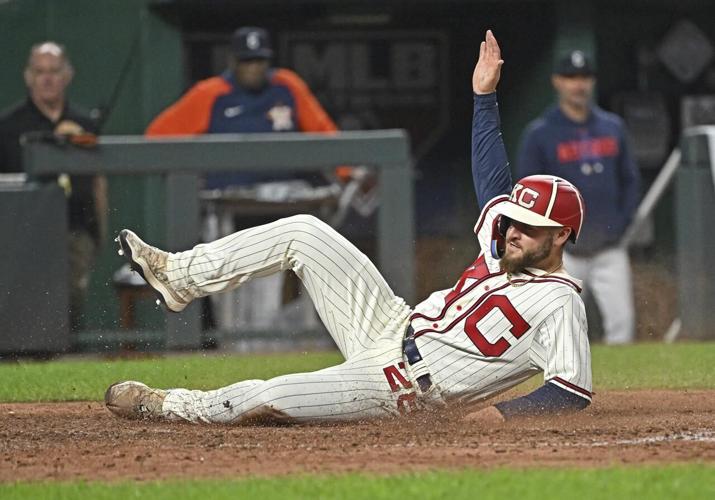 Kyle Schwarber hits his 44th homer and lifts Phillies to 6-1 win