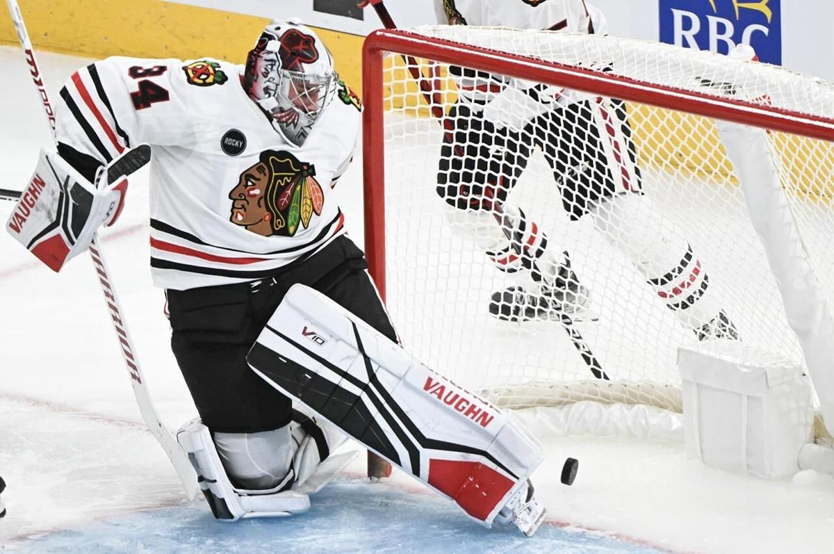 Blackhawks score 3 times in the 2nd period, roll to a 4-1 win over