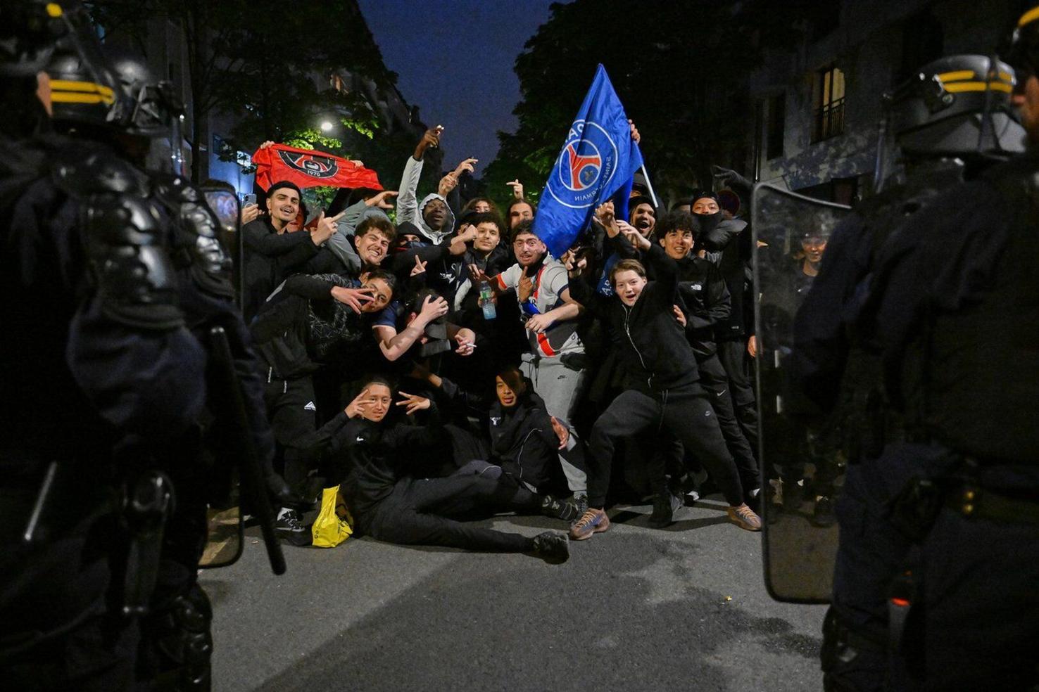 Psg Riot Photos Nearly 130 arrests around Paris amid celebrations for PSG reaching ...