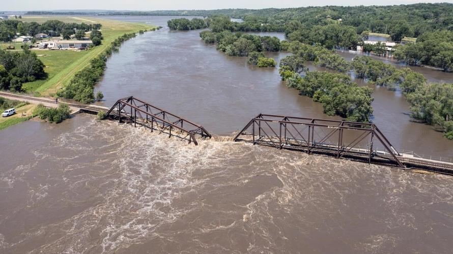 Iowa floodwaters breach levees as even more rain dumps onto parts of ...