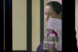 Gruzijskega novinarja obsodili na dve leti zapora zaradi udarca policijskemu šefu med protestom