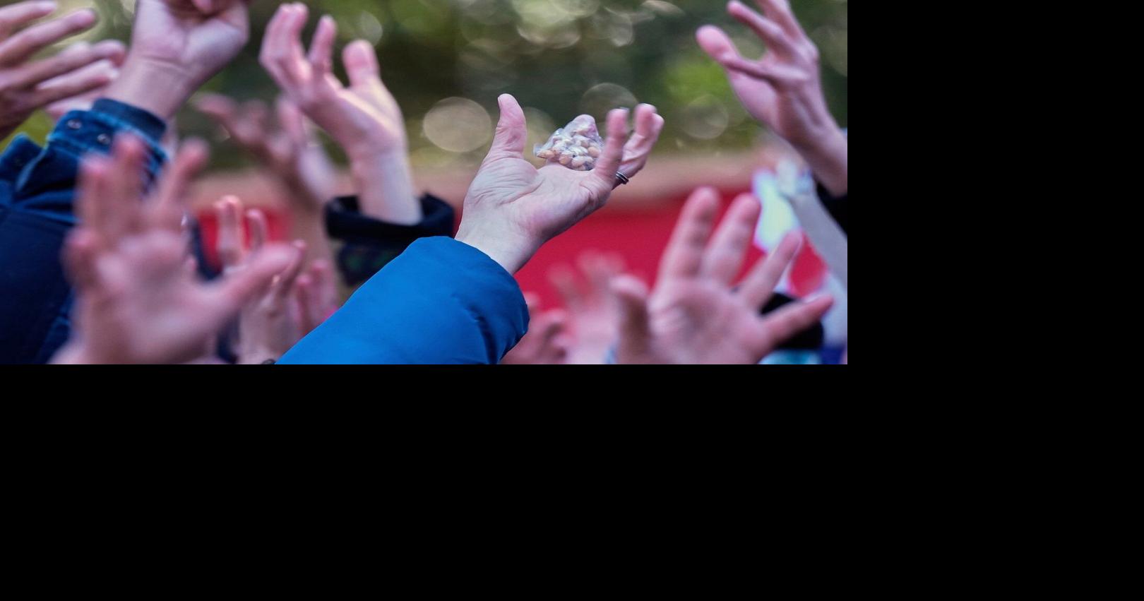 Photos of a bean-throwing ritual to celebrate seasonal change and ward ...