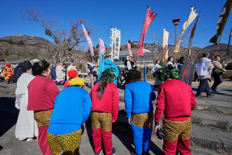 Photos of a bean-throwing ritual to celebrate seasonal change and ward ...