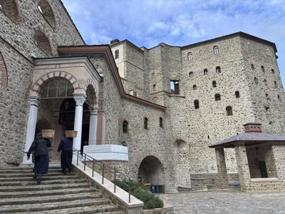 Imagem de monastério danificado por terremotos
