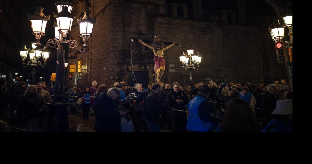 Una procesión religiosa celebra la lluvia en Barcelona durante una grave sequía en el noreste de España