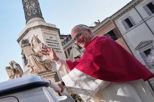 Pope Leo XIV gets into Christmas spirit with prayer for peace at Spanish Steps