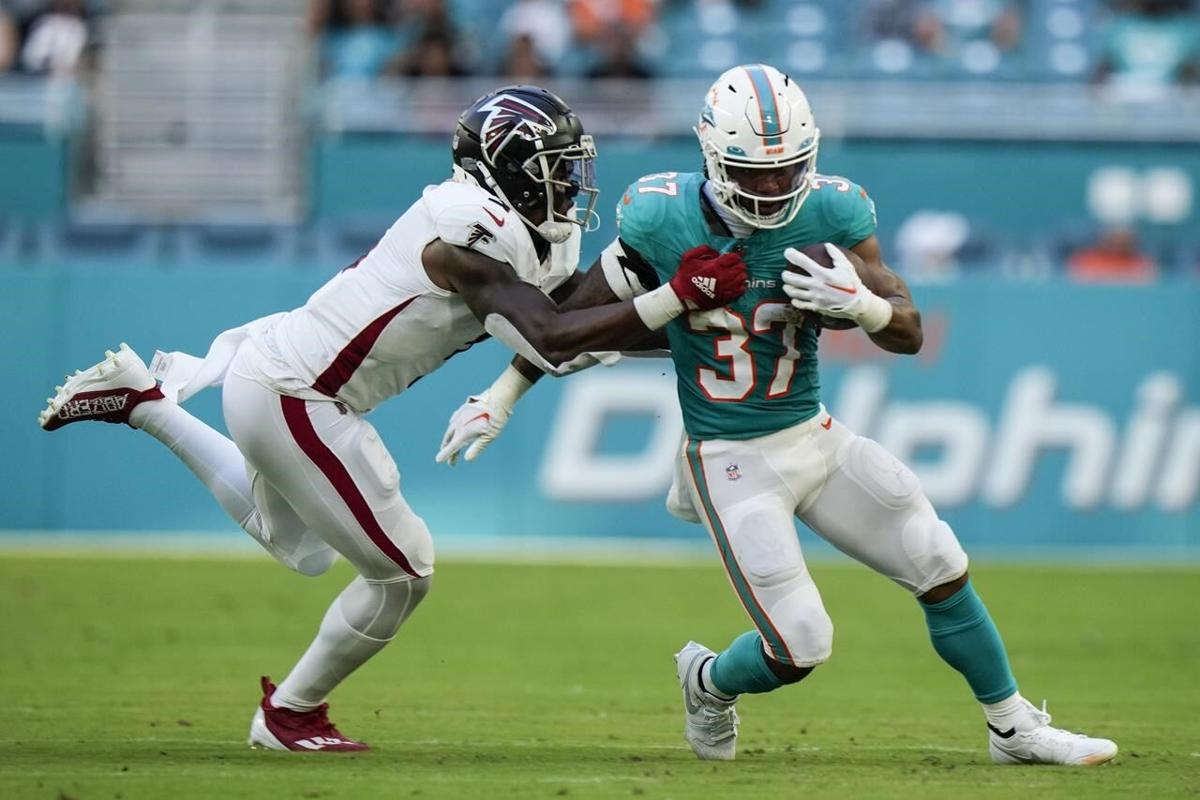 Miami Dolphins running back Myles Gaskin (37) sets up for a play