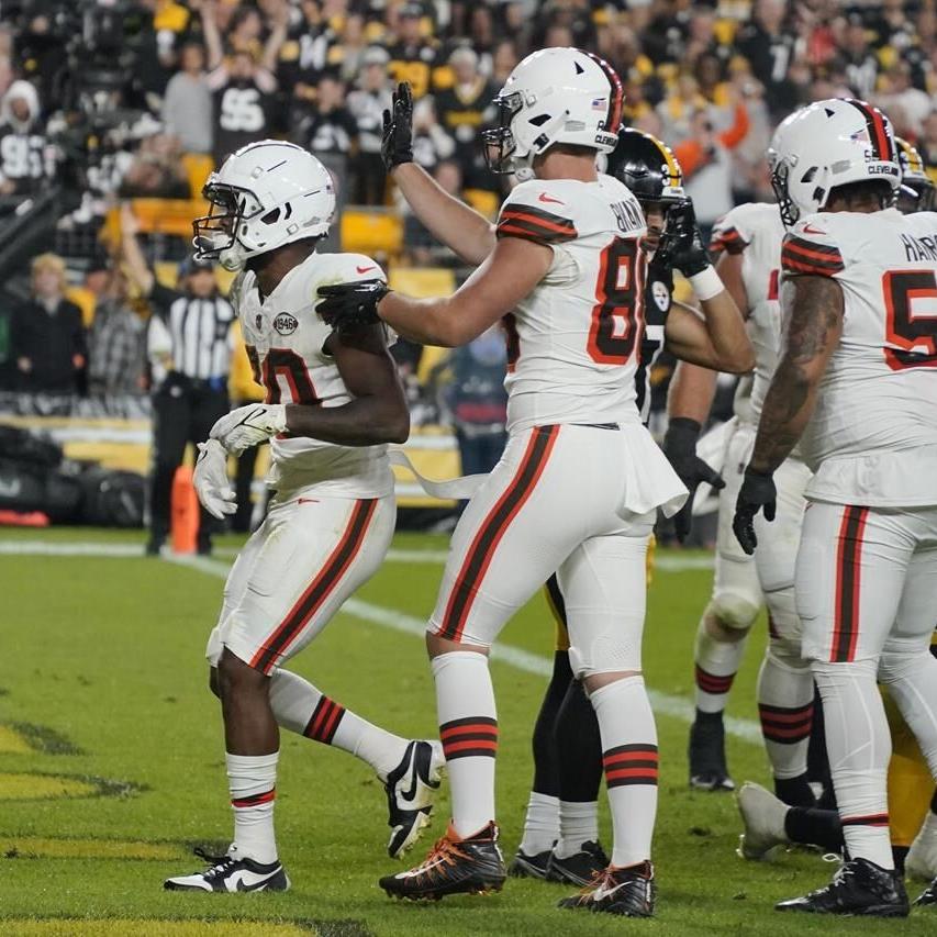 T.J. Watt's scoop-and-score lifts Steelers past Browns 26-22 as Cleveland  loses Nick Chubb to injury