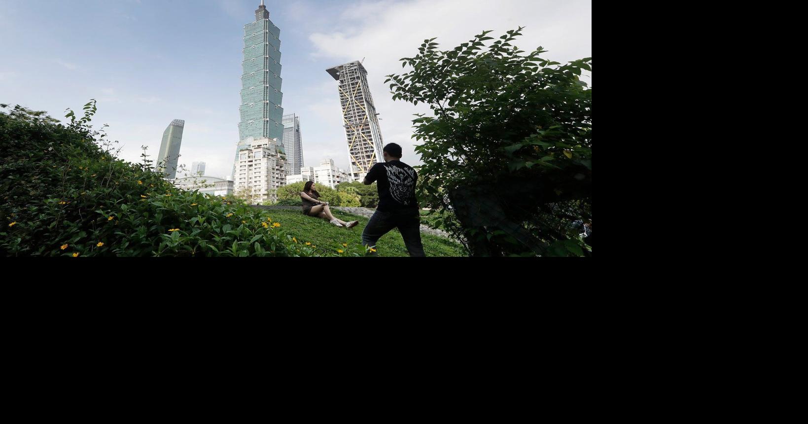 American rock climber Alex Honnold reaches top of Taipei 101 skyscraper ...