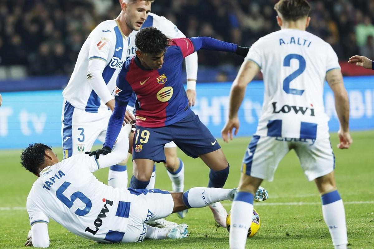 Crisp 'on A Dangerous Path' - Lamine Yamal Called Out For 'wrong' Behaviour At Barcelona Wallpaper for Mobile