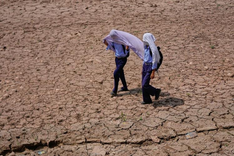 Heat wave empties roads and markets in north India as some farmers turn ...