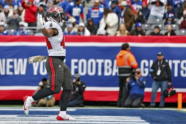 Baker Mayfield mocks Tommy DeVito's celebration as the Bucs embarrass