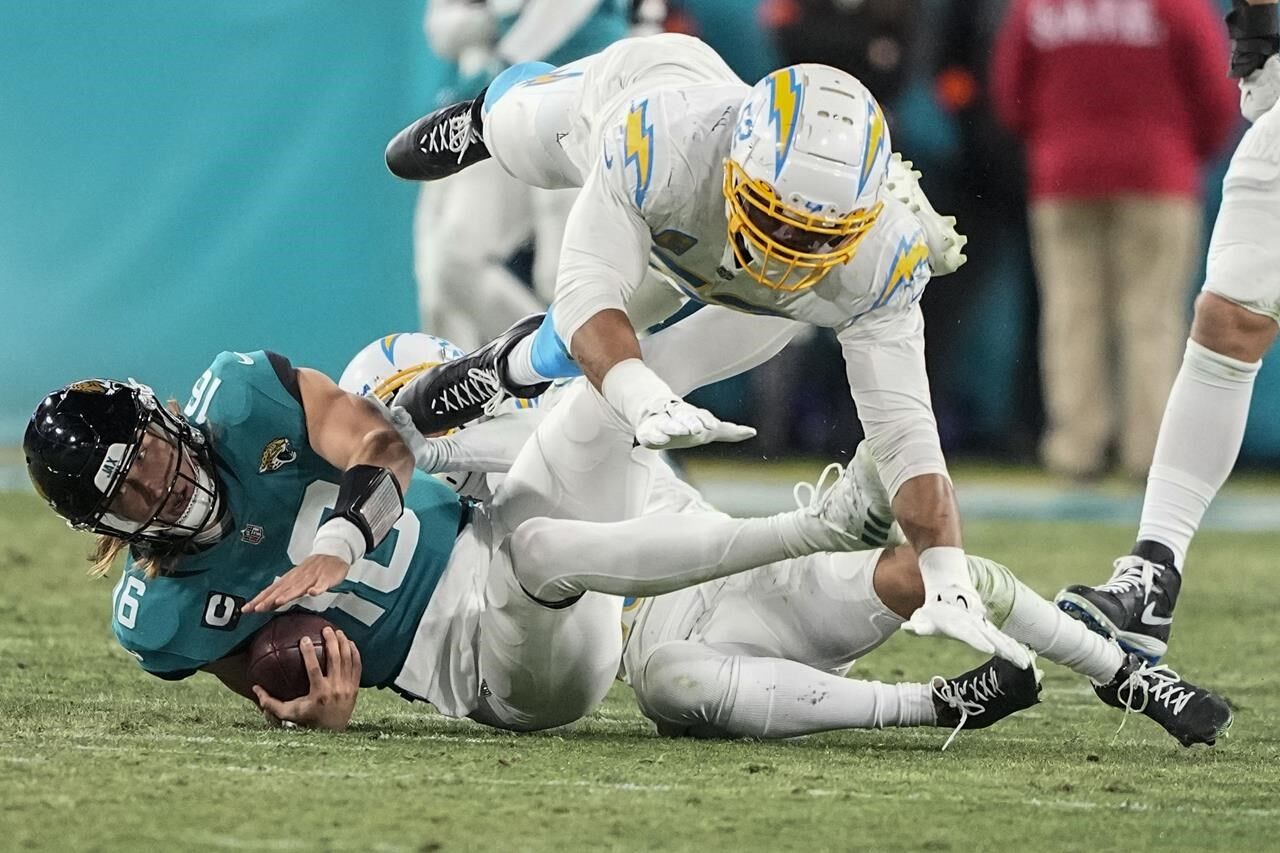 Lawrence Rallies Jaguars From 27 Down To Beat Chargers 31-30