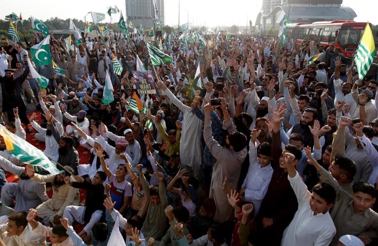 Pakistanis hoist miles-long Kashmir flag in solidarity march