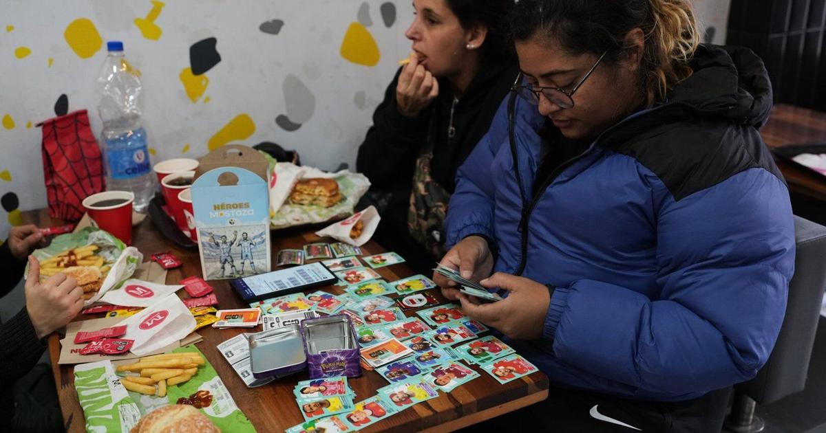 Las plazas argentinas vibran con la fiebre del intercambio de pegatinas del Mundial