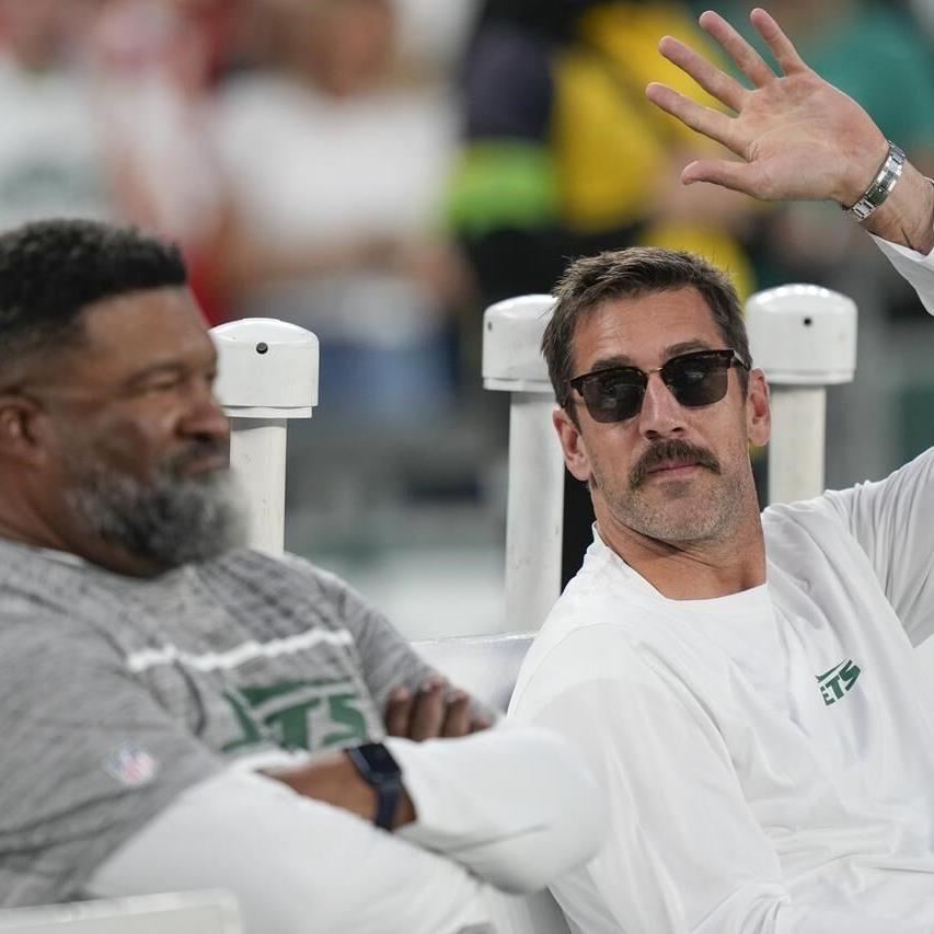 Aaron Rodgers rejoins Jets teammates for Sunday night game vs
