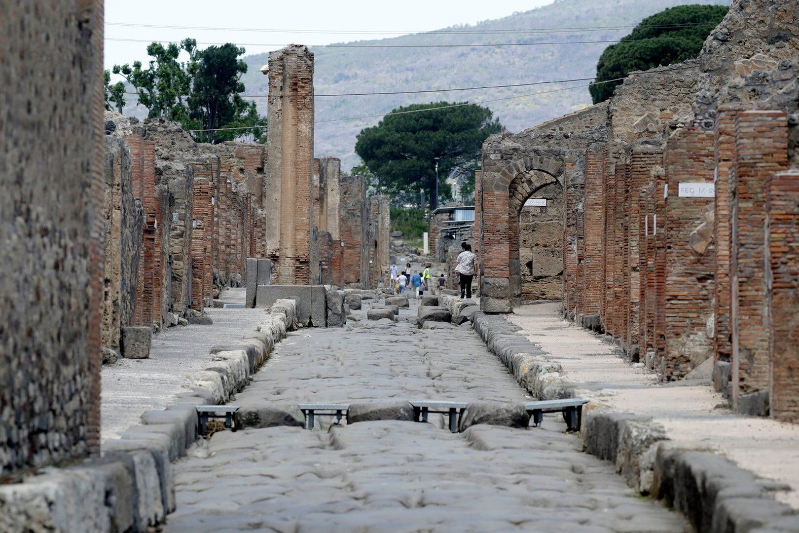 A new exhibit shows plaster casts of Pompeii victims frozen at the time ...