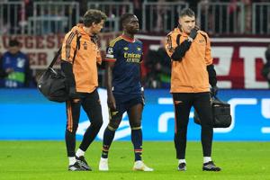 Arsenal forward Bukayo Saka forced off early with apparent leg injury against Bayern Munich