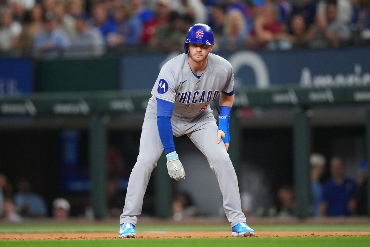 Ian Happ has reached base in 30 consecutive games for Cubs, and 2 others have double-digit streaks