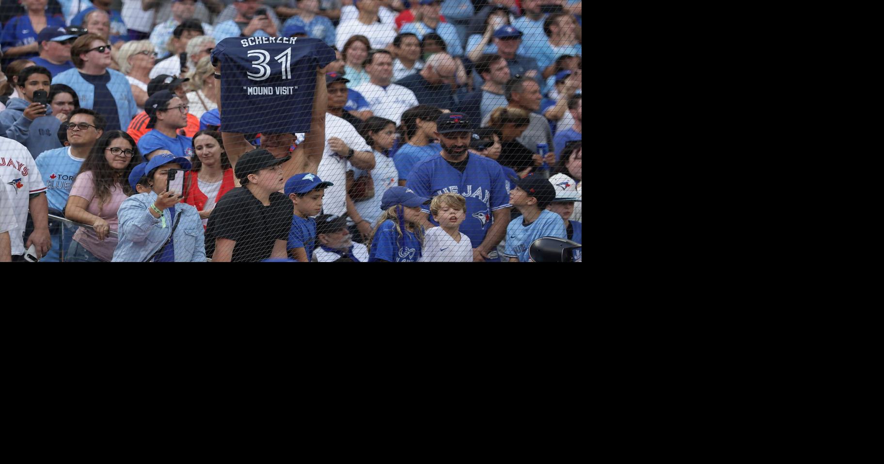 ‘They’re our Jays’: baseball fans rally on the last day of the season - Toronto Star