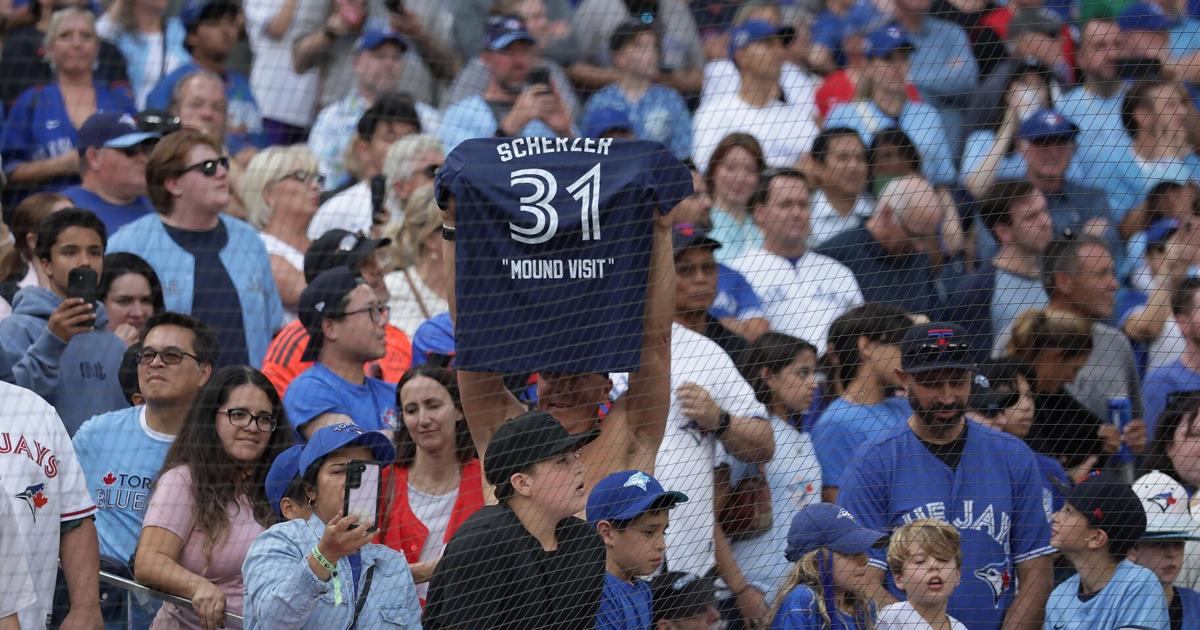 ‘They’re our Jays’: baseball fans rally on the last day of the season - Toronto Star