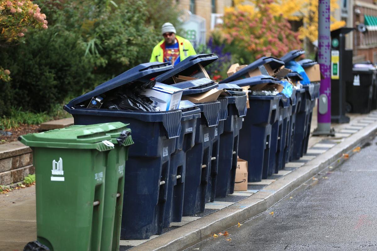 Toronto should get out of blue box recycling: secret report