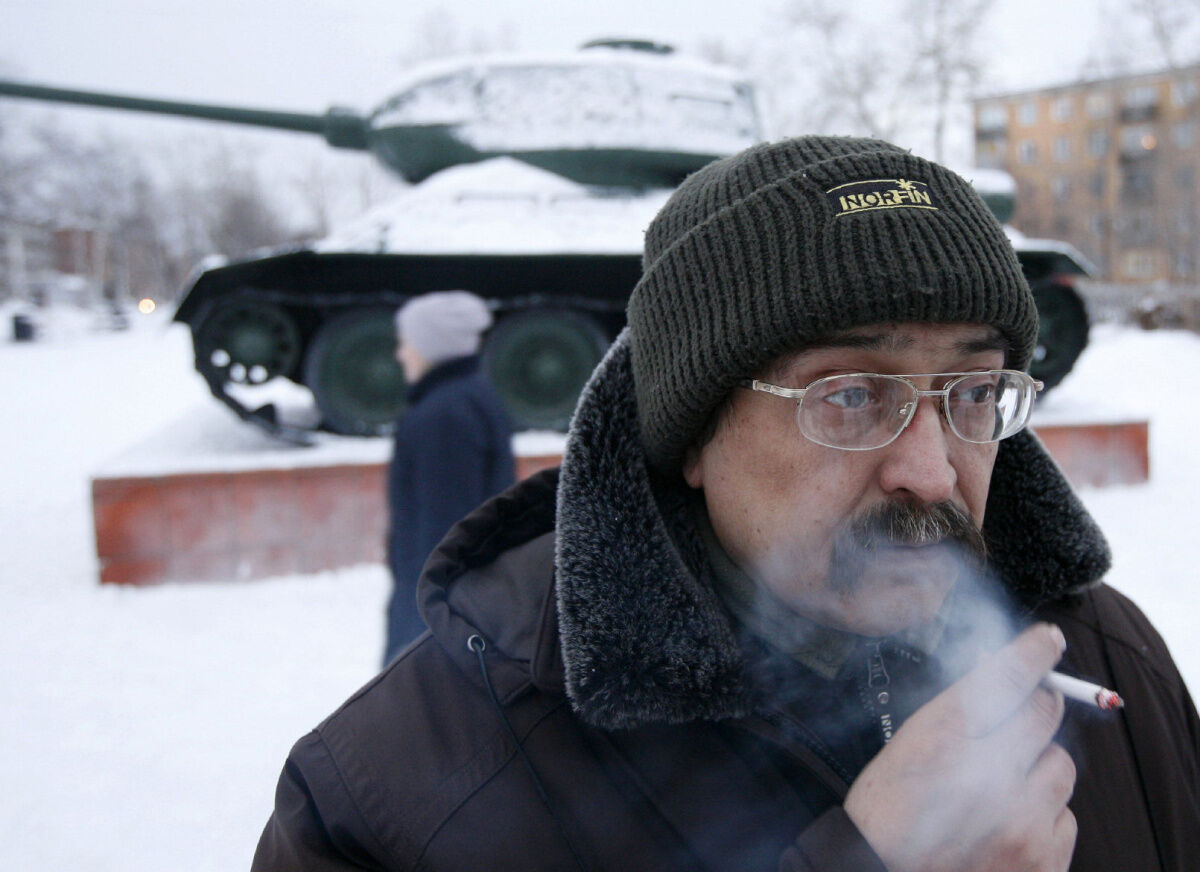 Russia's Putin cracks down on smoking, tobacco sales