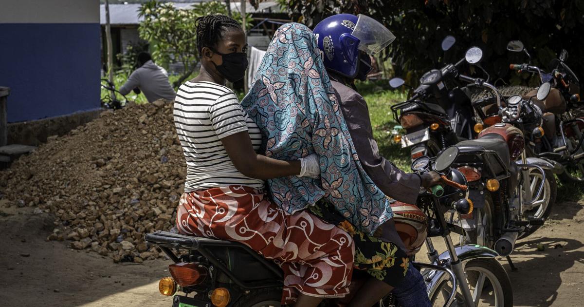 Canada suspends admissions of residents of countries hit by Ebola