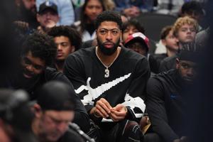 Mavs' Anthony Davis gets cheers and another loss in his return to LA after a 14-game injury absence
