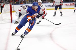 Ovechkin scores twice, leads Capitals to 4-1 win over Islanders