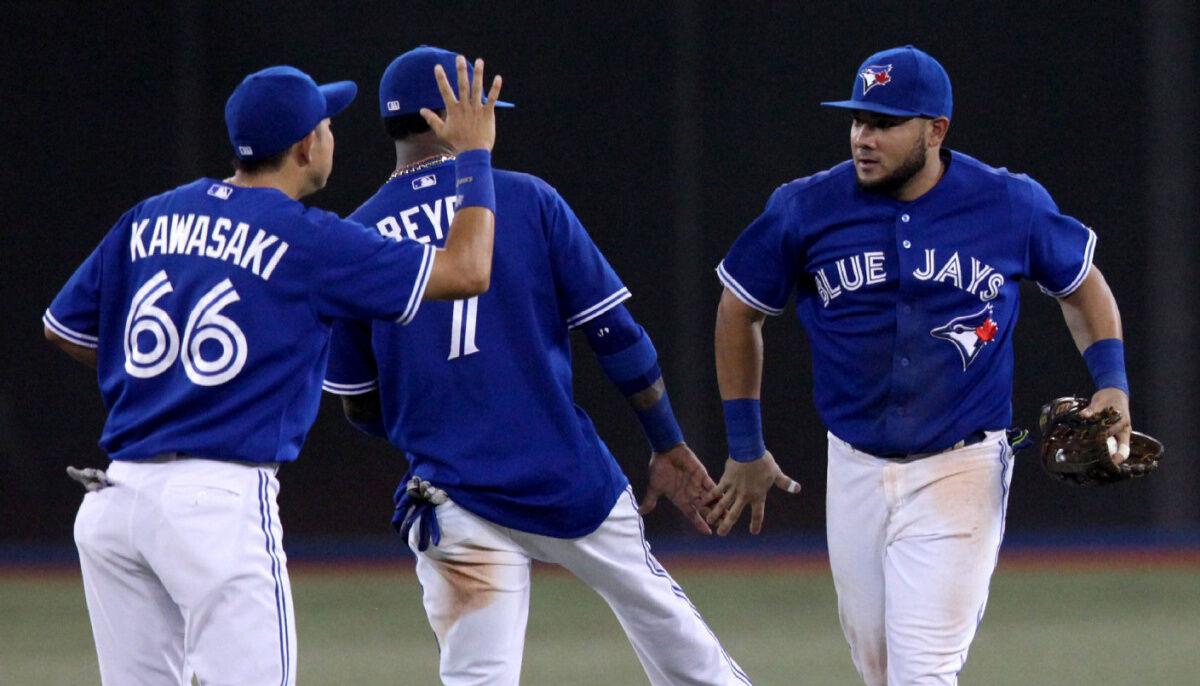 Kawasaki chats with Blue Jays crew about win 