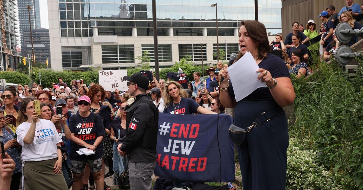 Hundreds of Jewish community members rally outside TDSB
