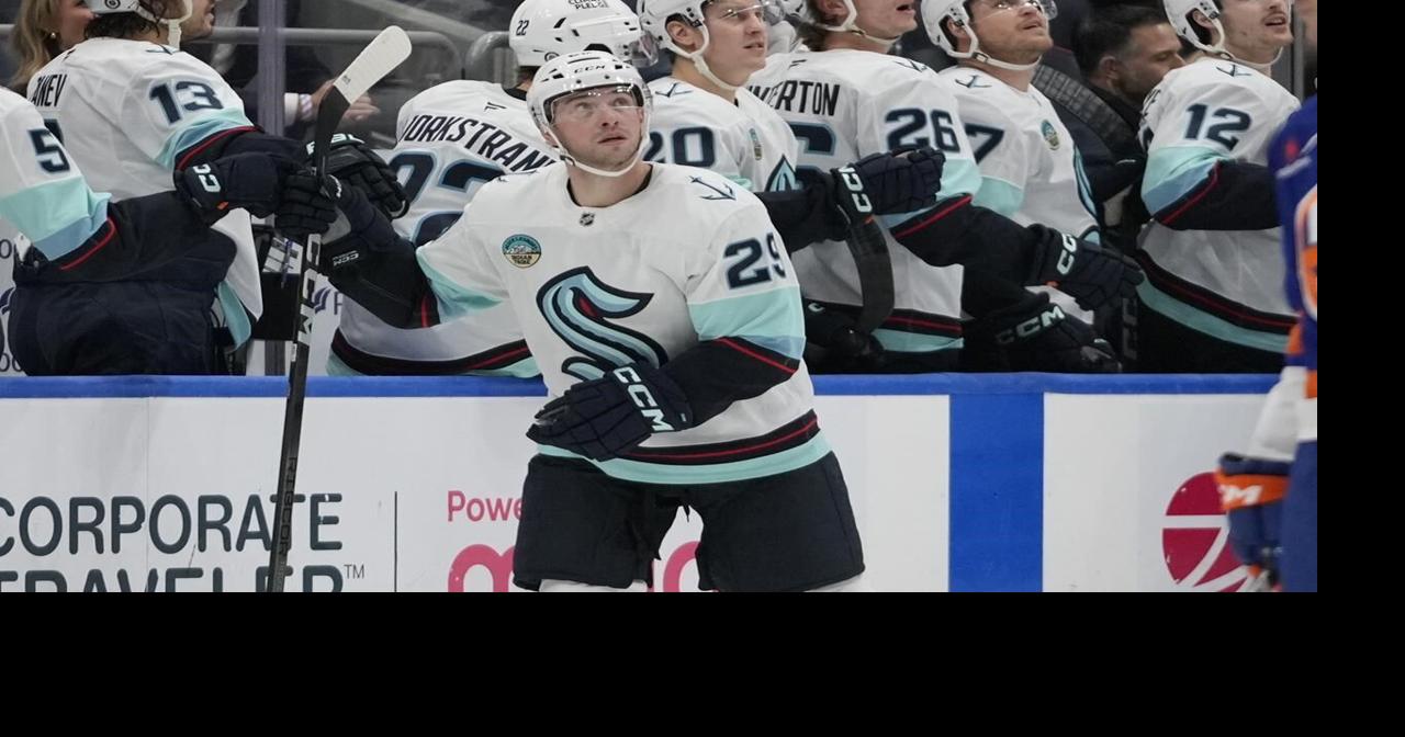 Dunn, Daccord lead Kraken to 5-2 win over Islanders