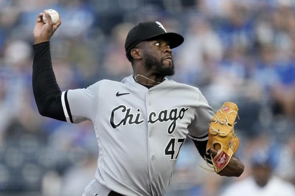 Andrew Vaughn homers it deep left to give the White Sox a 2-1 lead