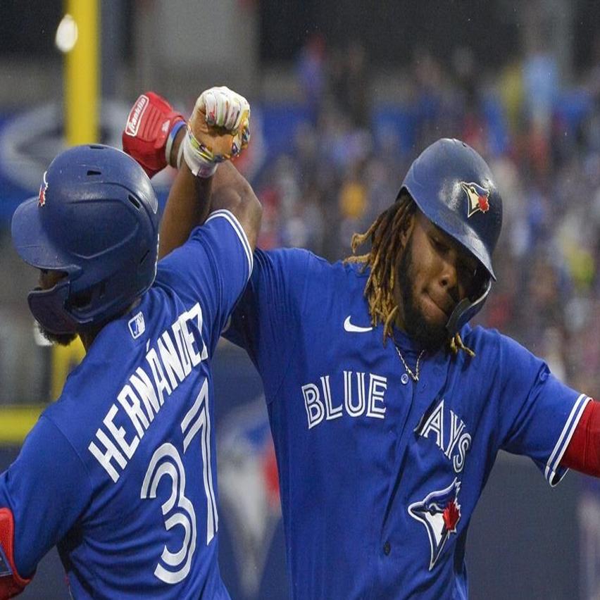 Guerrero hits 2 HRs to reach 30, Blue Jays rout Rangers 10-2 - The