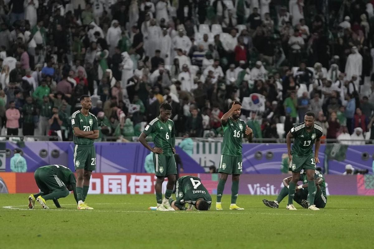 Saudi Arabia coach Roberto Mancini walks off before the kết thúc of penalty  shootout at the Asian Cup