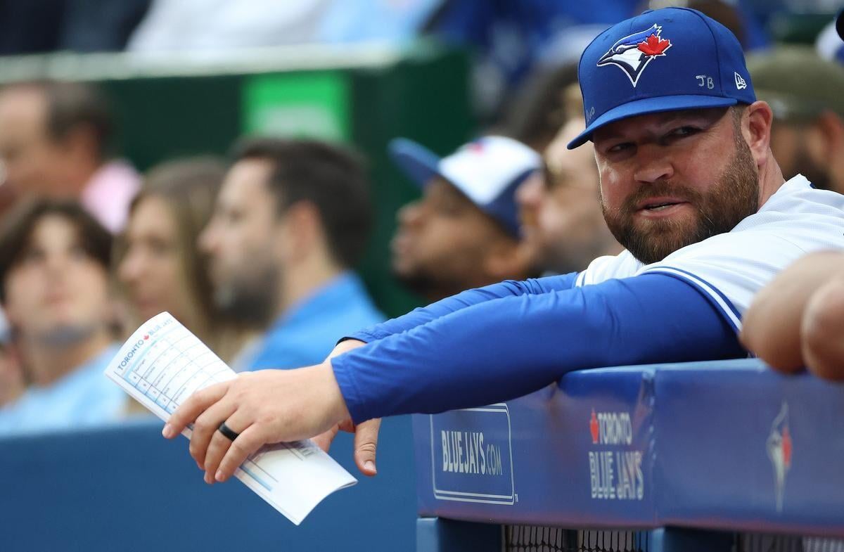 Blue Jays agree to 3-year deal with manager John Schneider