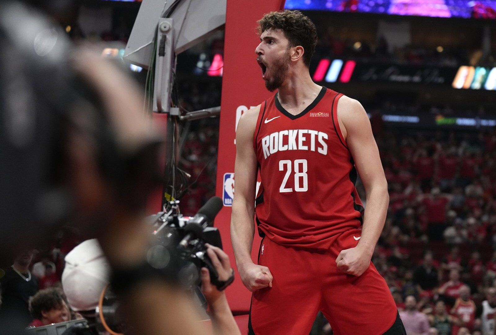 Jalen Green makes eight 3s with 38 points to help Rockets even