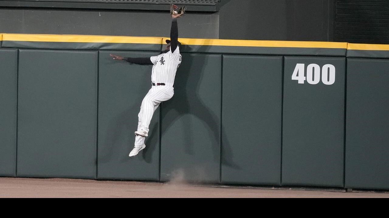 Luis Robert Jr. robs and hits homer in White Sox loss to A's