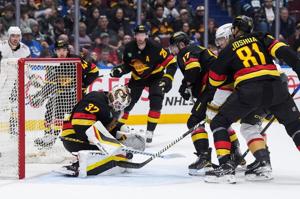 Late goal lifts Vegas Golden Knights to 3-2 victory over Vancouver Canucks