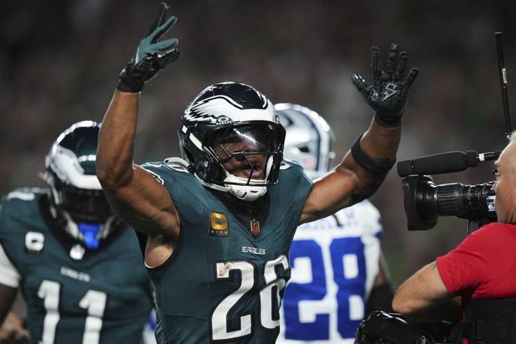 Lightning halts Super Bowl Eagles' season opener against Cowboys
