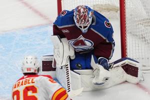 MacKinnon scores career-high 52nd goal of season, Avs clinch NHL's top seed with 3-1 win over Flames