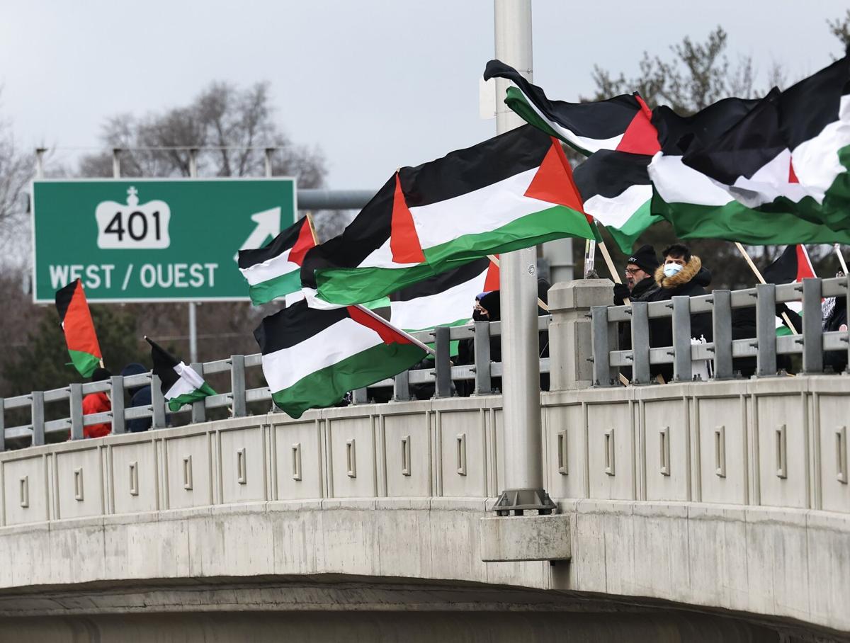 Toronto police ban protest at Avenue Rd. overpass