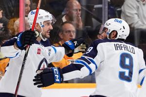 Nino Niederreiter scores twice in the Jets' 5-2 victory over the Predators