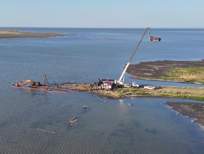 Excavator-turned-landmark stuck in Saskatchewan lake removed 11 years later