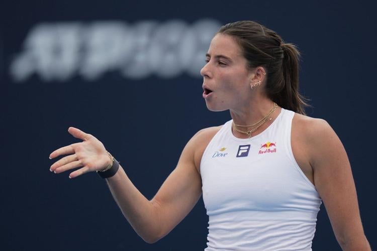 Top-seeded Iga Świątek advances to to the third round at the China Open