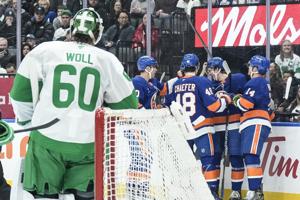 New York Islanders jump on Maple Leafs early, down Toronto 3-1