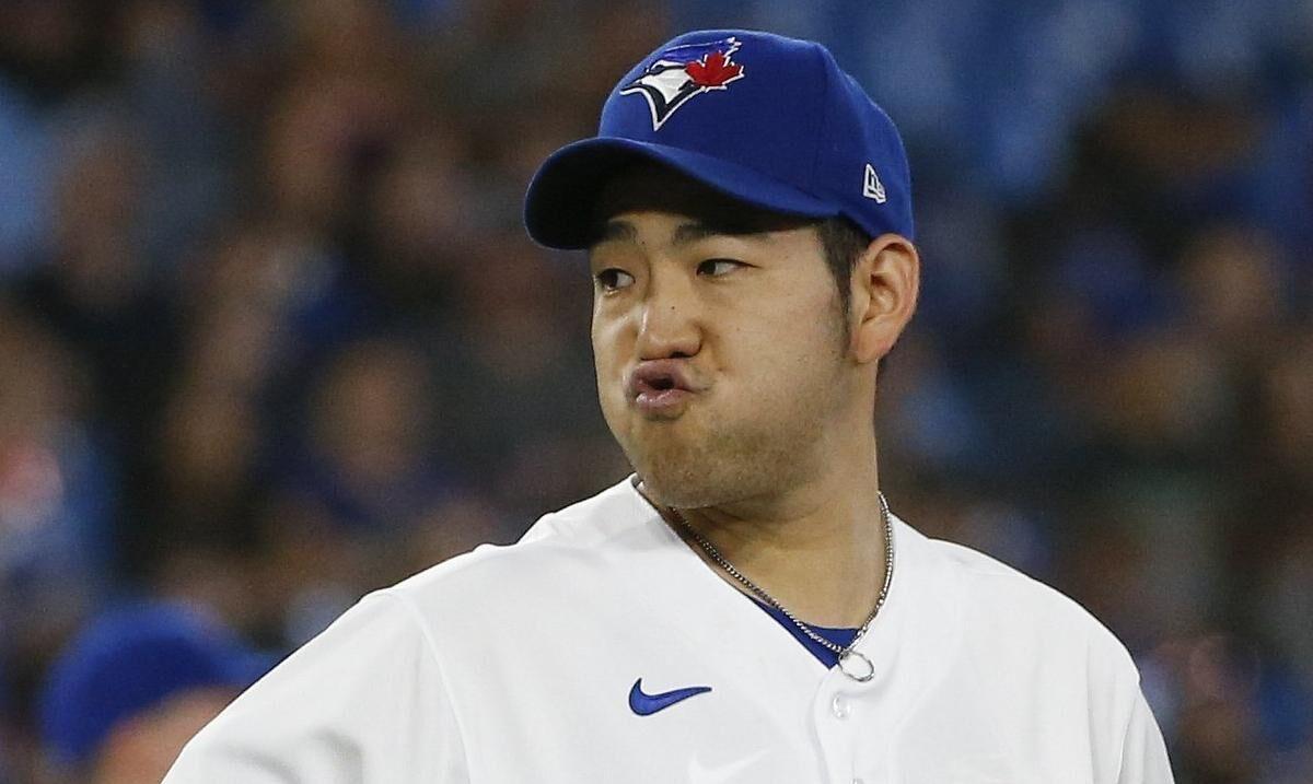 Toronto Blue Jays pitcher models new protective hat (PHOTO