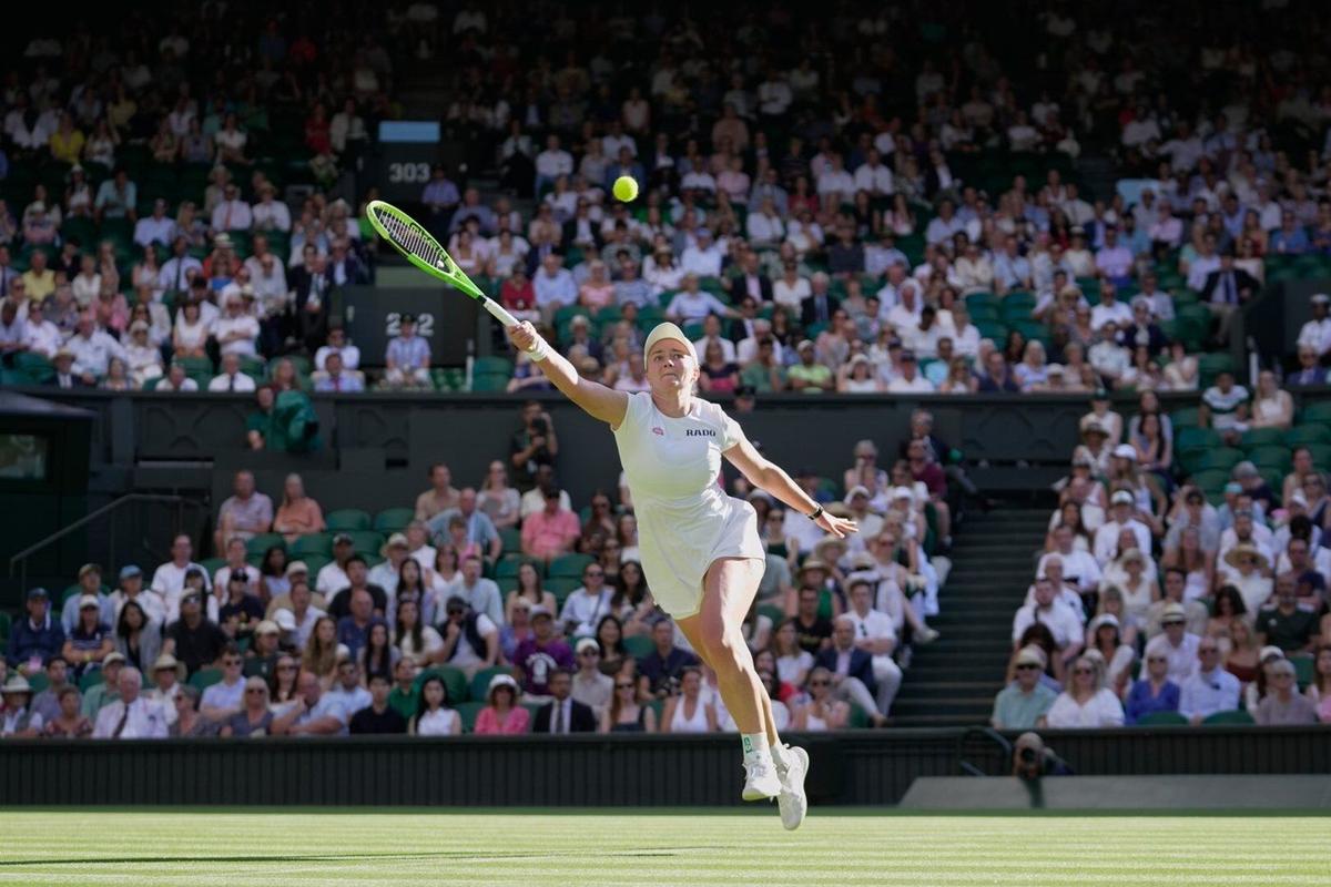 Centre Court crowd at Wimbledon keeps one eye on England's World Cup match