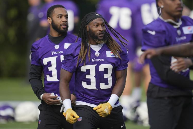 Vikings' Aaron Jones is week to week with hip injury, avoiding long
